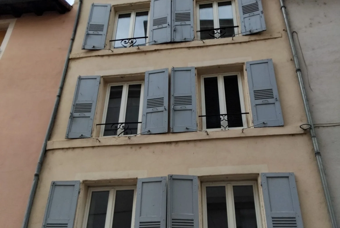 Maison de ville en triplex avec local commercial au centre du Puy-en-Velay 