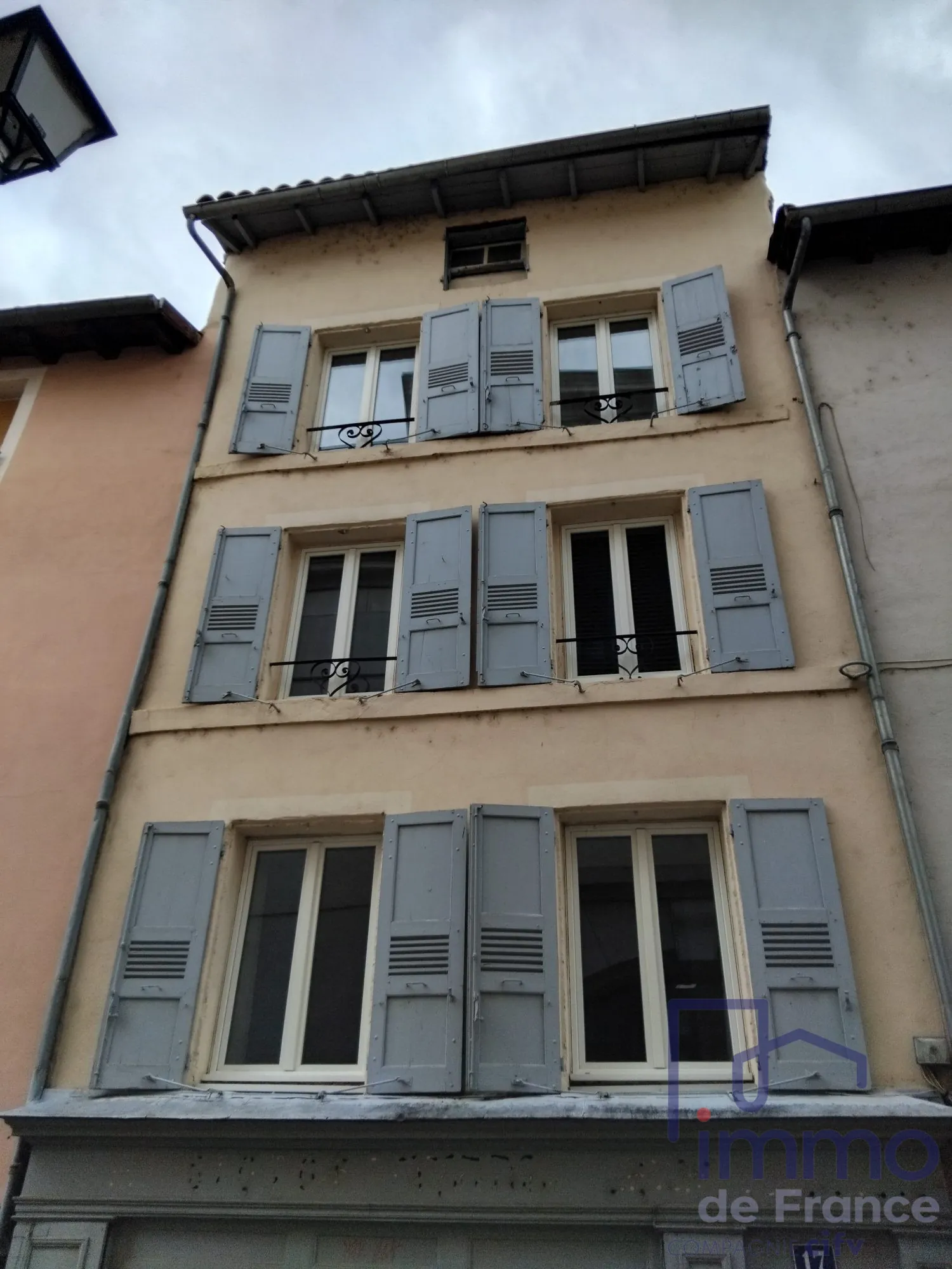 Maison de ville en triplex avec local commercial au centre du Puy-en-Velay 