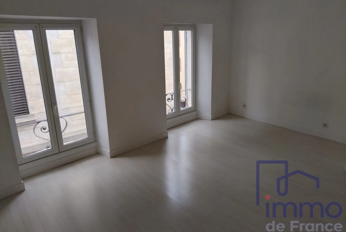 Maison de ville en triplex avec local commercial au centre du Puy-en-Velay 