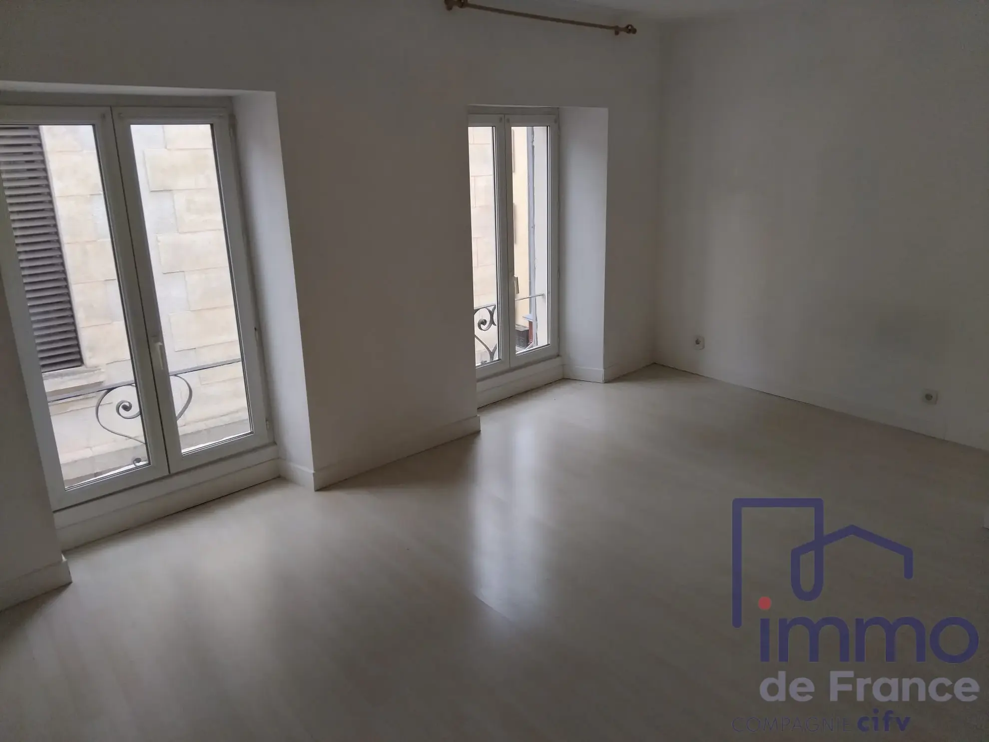 Maison de ville en triplex avec local commercial au centre du Puy-en-Velay 