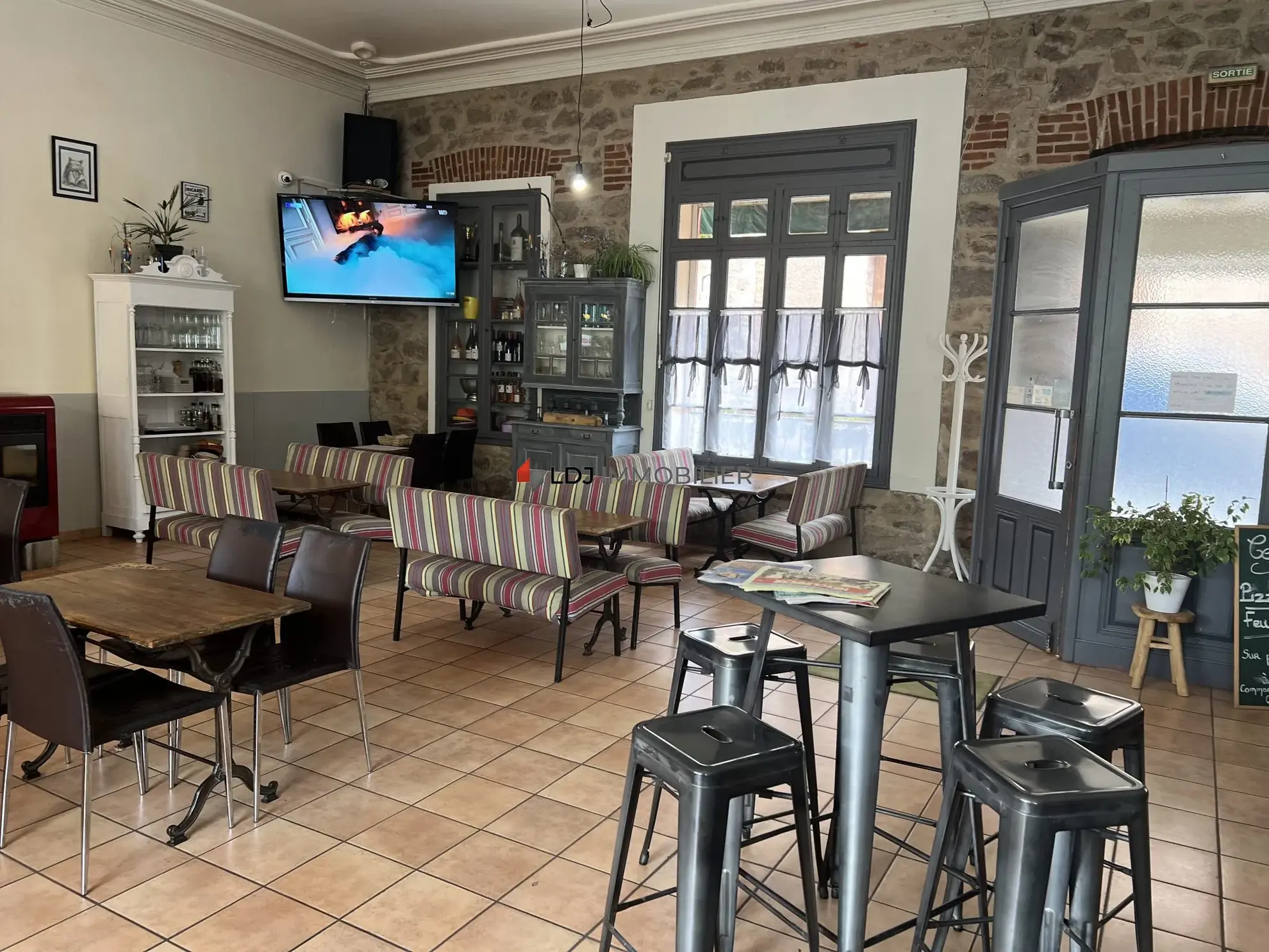 Fonds de commerce à vendre à Saint-Laurent-de-Cerdans, activité restauration et pizzeria 