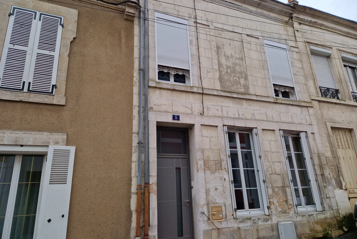 Charmante maison de ville à Mamers avec 7 pièces, cour et dépendance 