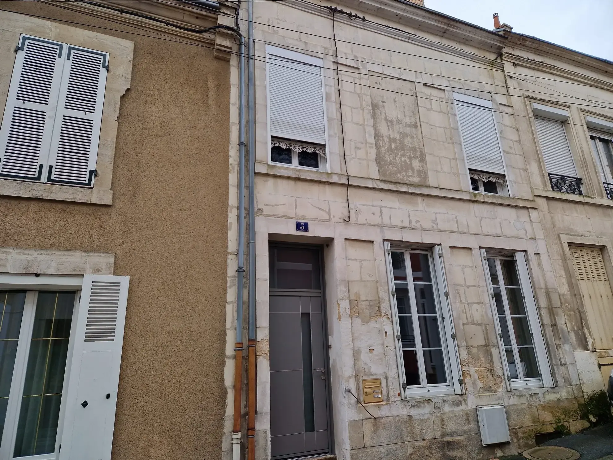 Charmante maison de ville à Mamers avec 7 pièces, cour et dépendance 