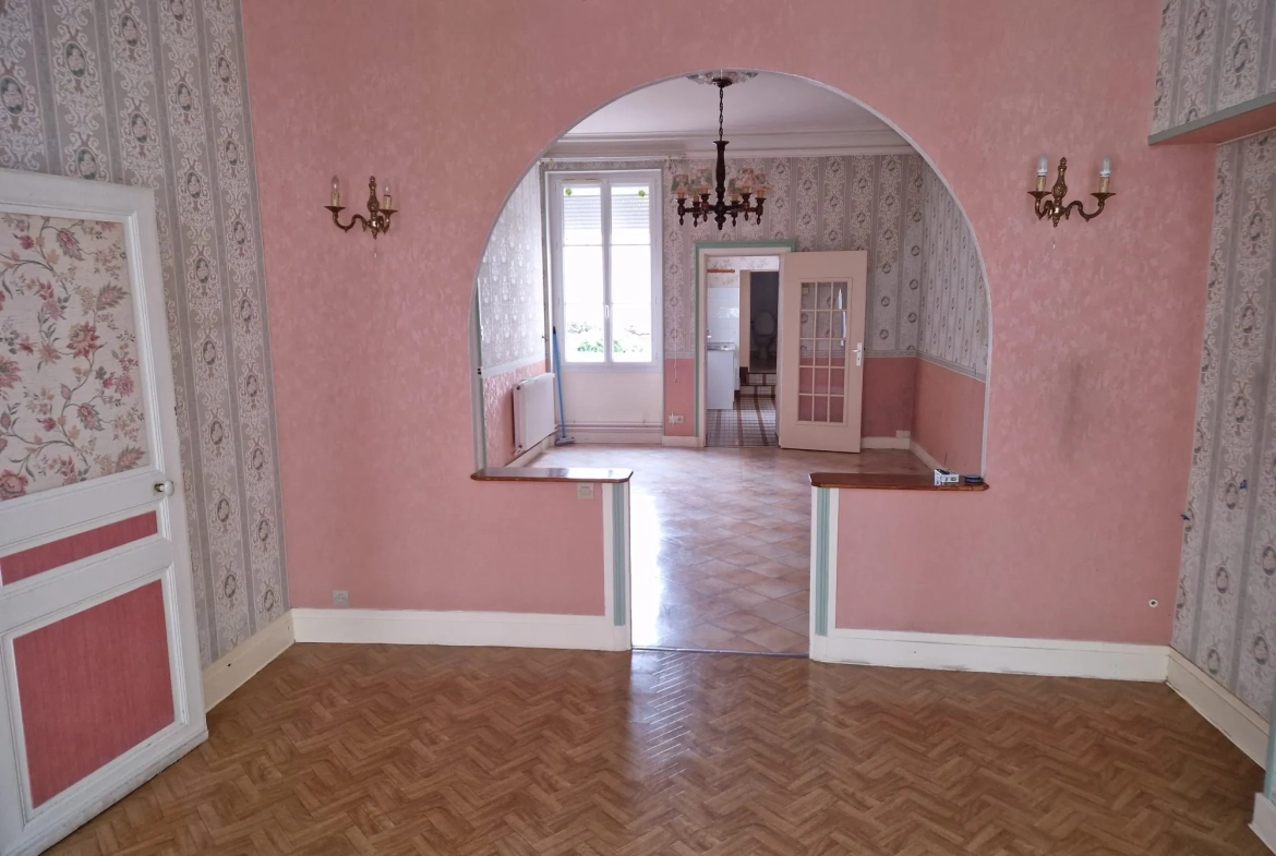 Charmante maison de ville à Mamers avec 7 pièces, cour et dépendance 