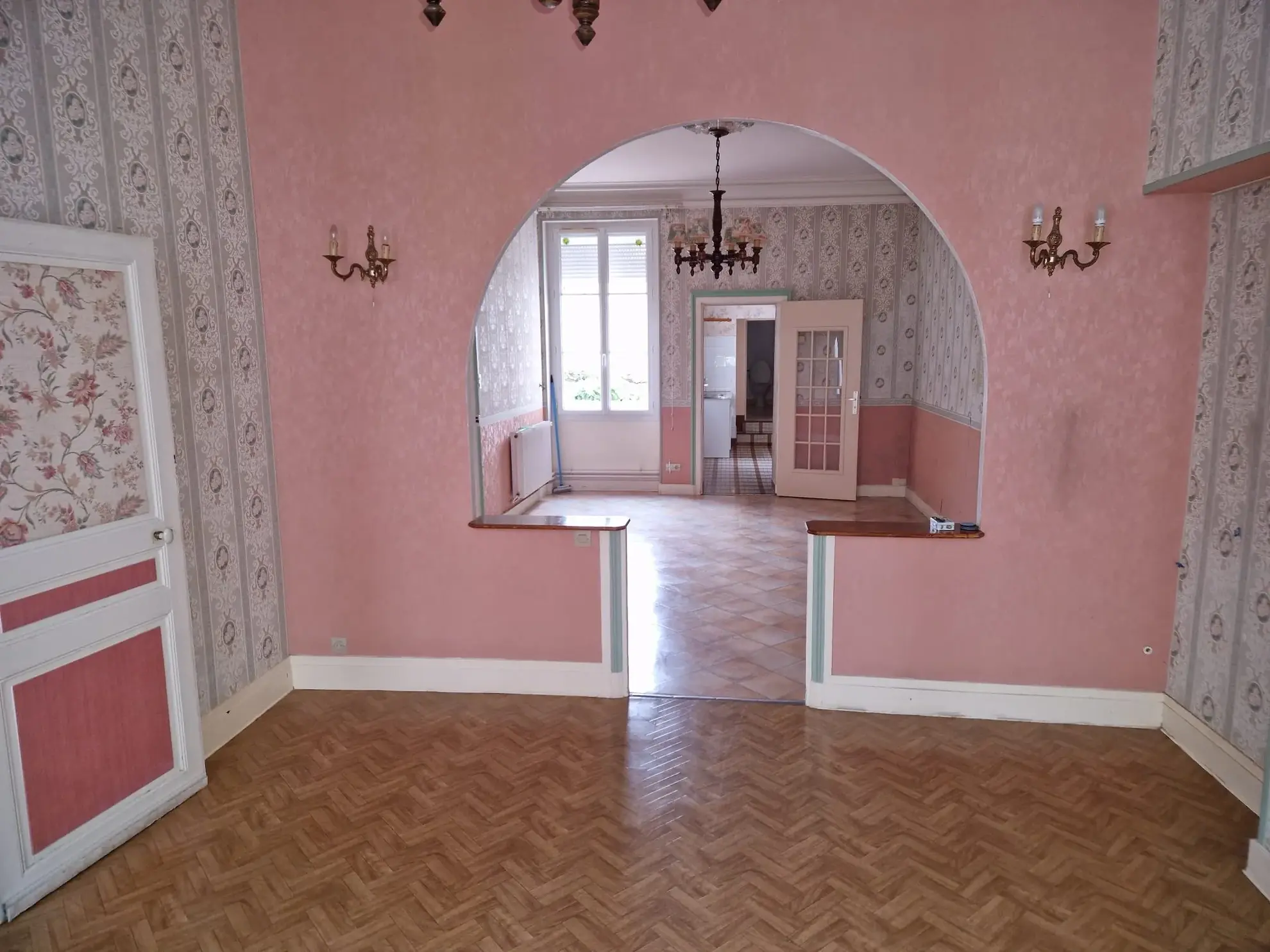 Charmante maison de ville à Mamers avec 7 pièces, cour et dépendance 