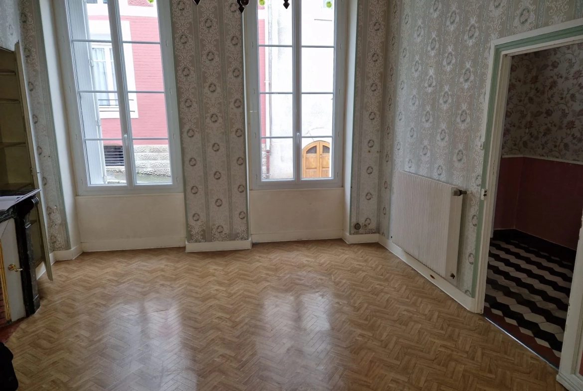 Charmante maison de ville à Mamers avec 7 pièces, cour et dépendance 