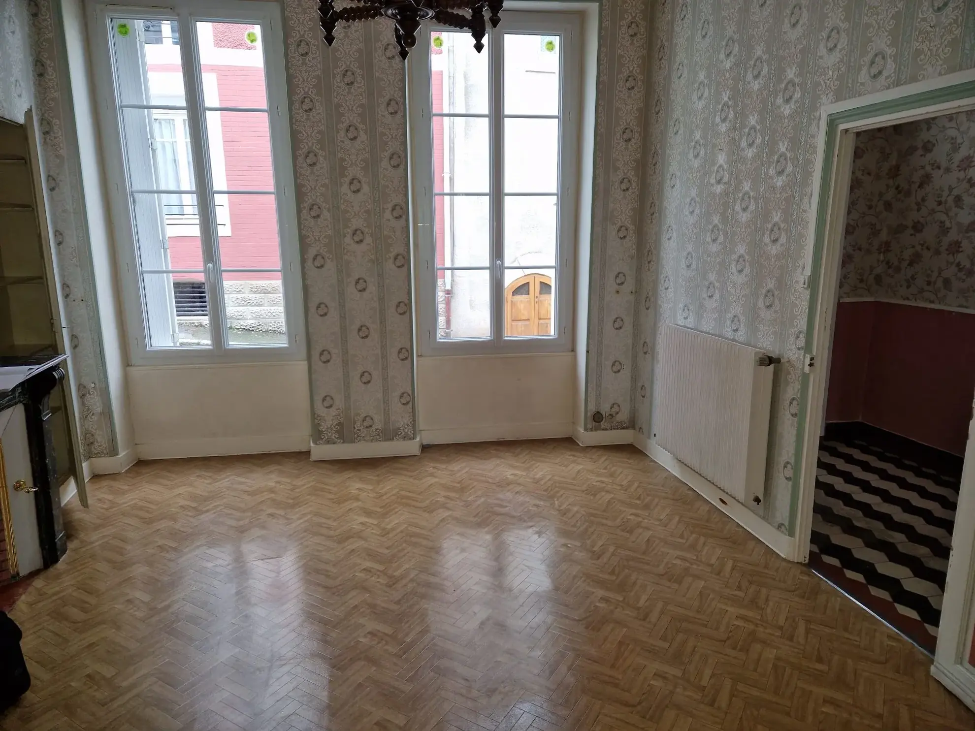 Charmante maison de ville à Mamers avec 7 pièces, cour et dépendance 