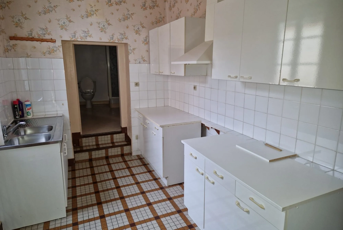 Charmante maison de ville à Mamers avec 7 pièces, cour et dépendance 