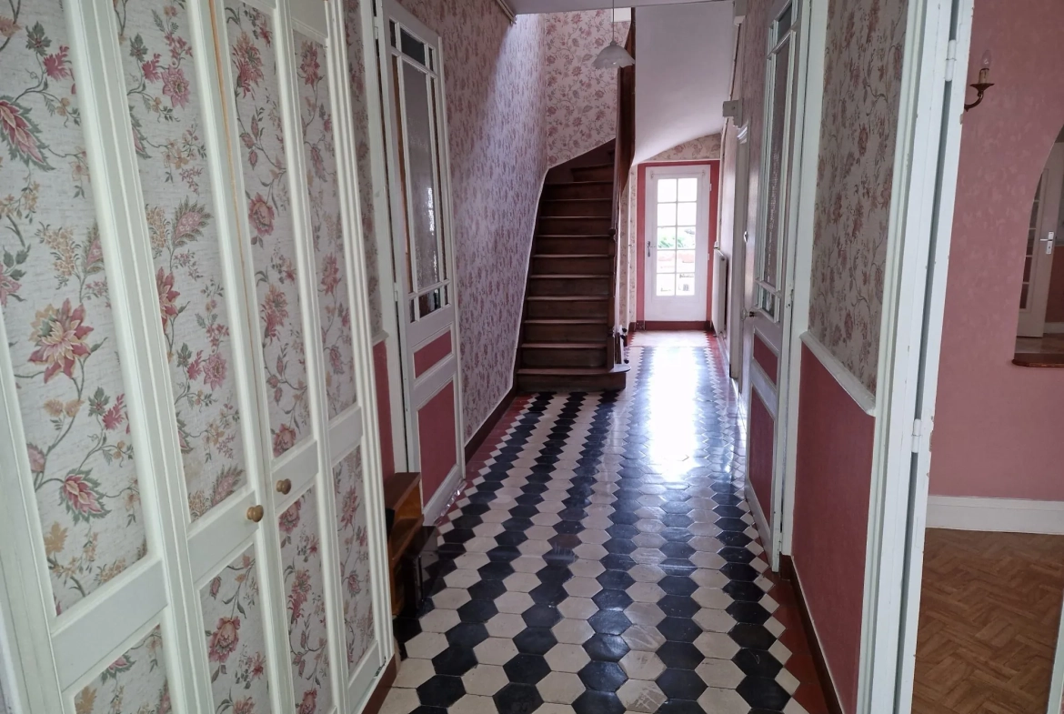 Charmante maison de ville à Mamers avec 7 pièces, cour et dépendance 