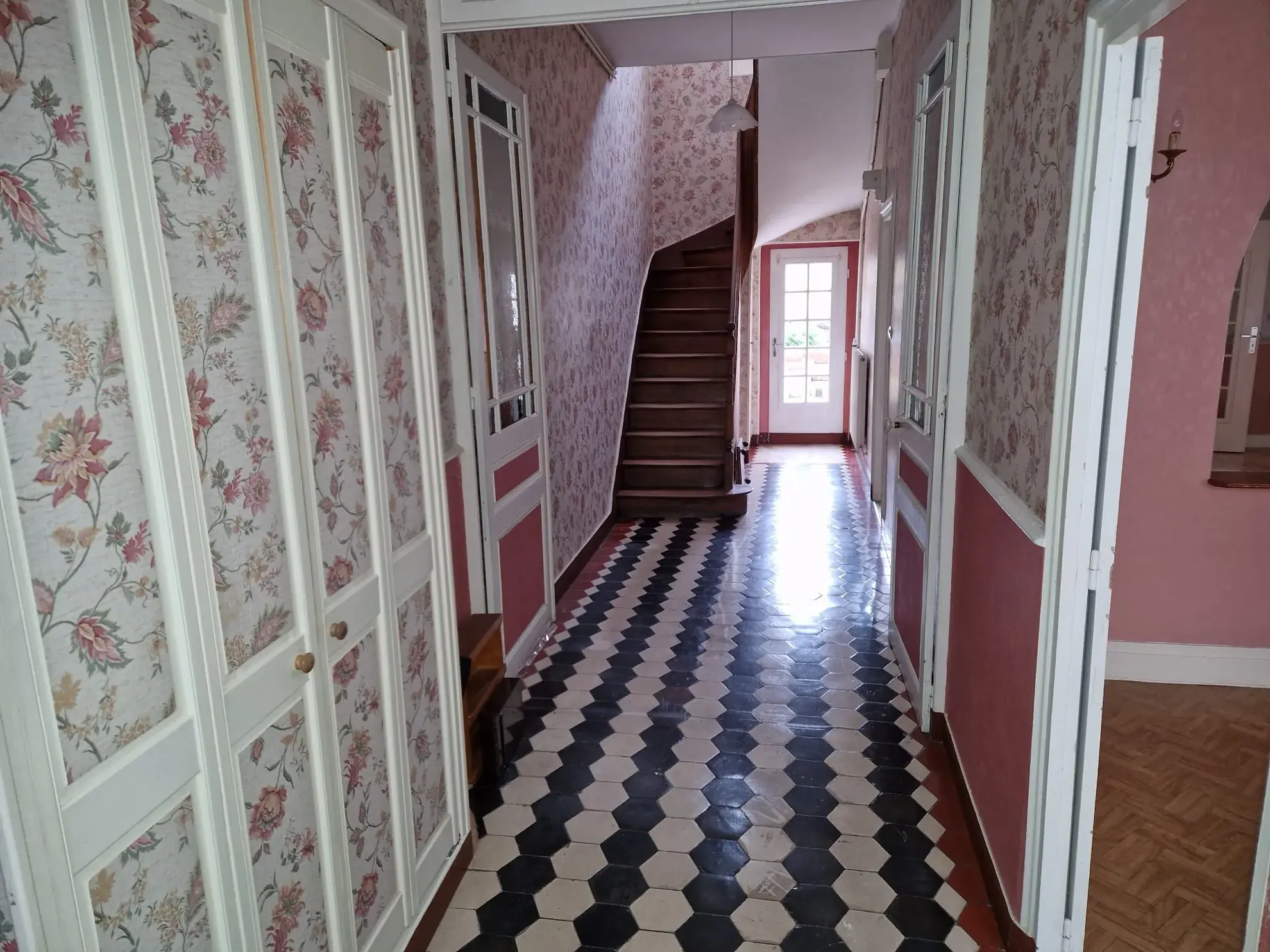 Charmante maison de ville à Mamers avec 7 pièces, cour et dépendance 