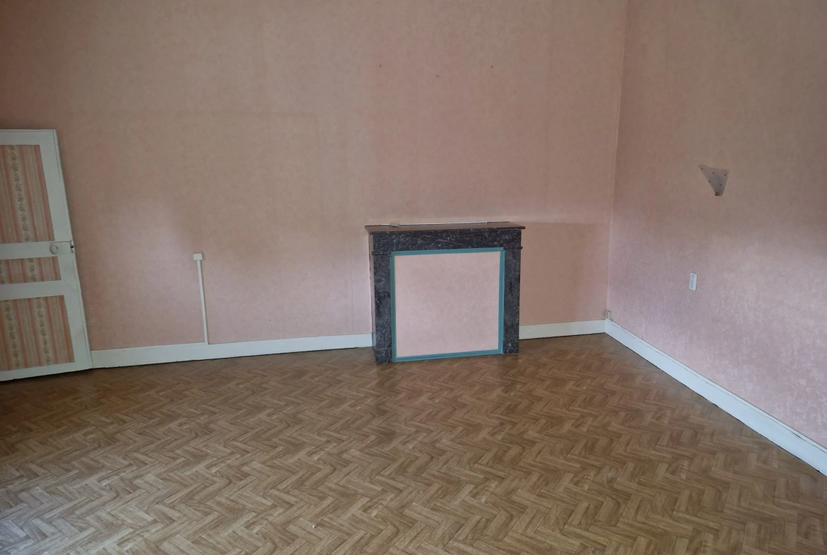 Charmante maison de ville à Mamers avec 7 pièces, cour et dépendance 