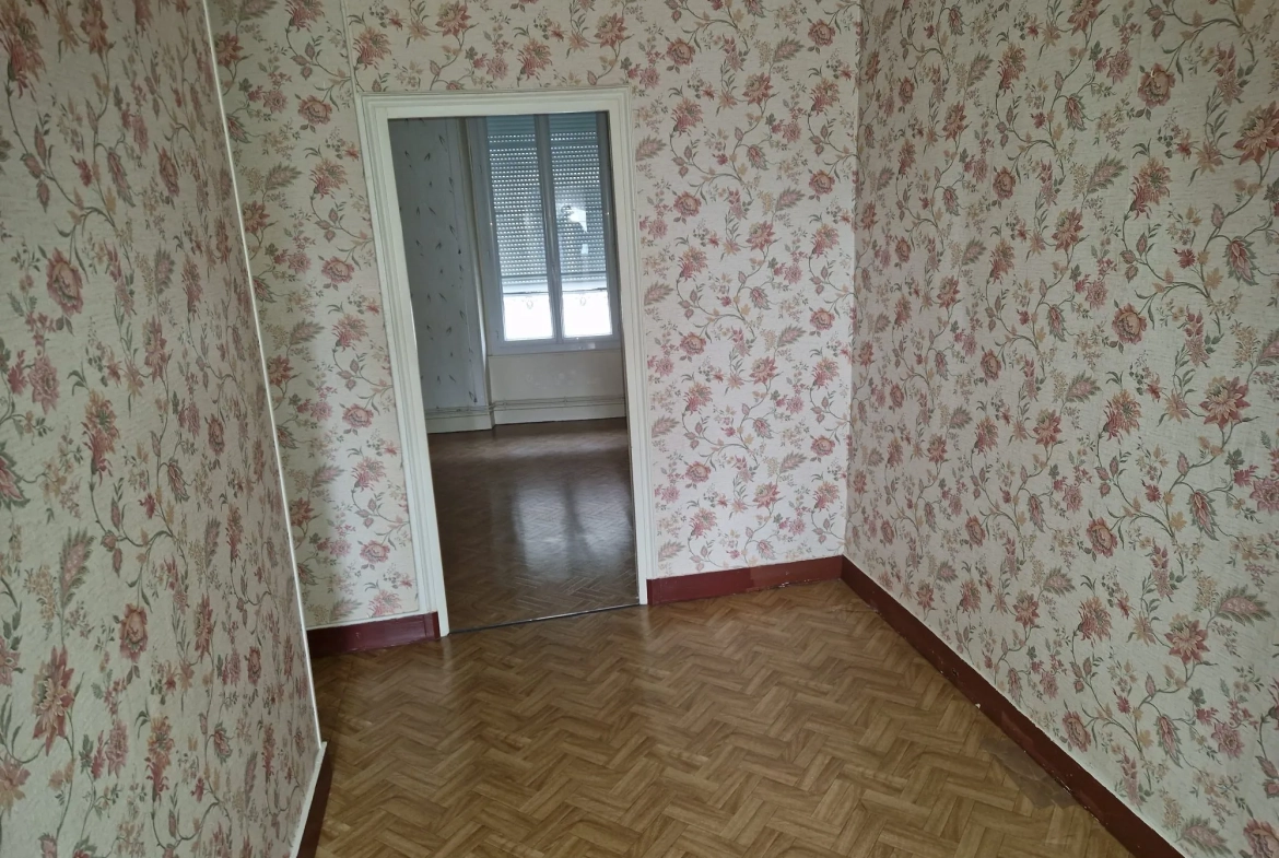 Charmante maison de ville à Mamers avec 7 pièces, cour et dépendance 