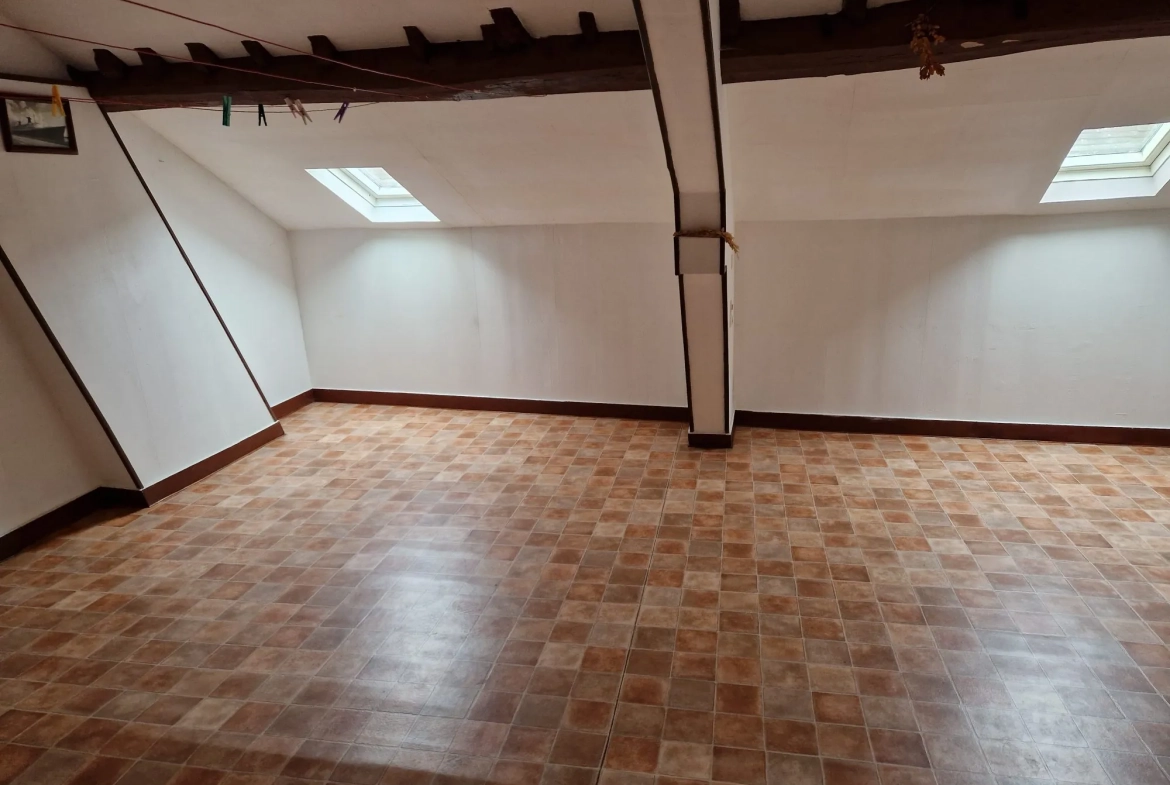 Charmante maison de ville à Mamers avec 7 pièces, cour et dépendance 