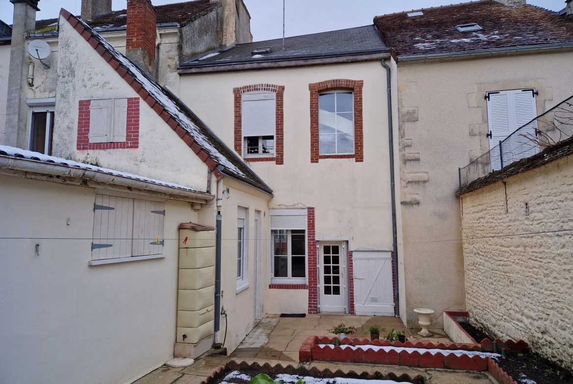 Charmante maison de ville à Mamers avec 7 pièces, cour et dépendance 