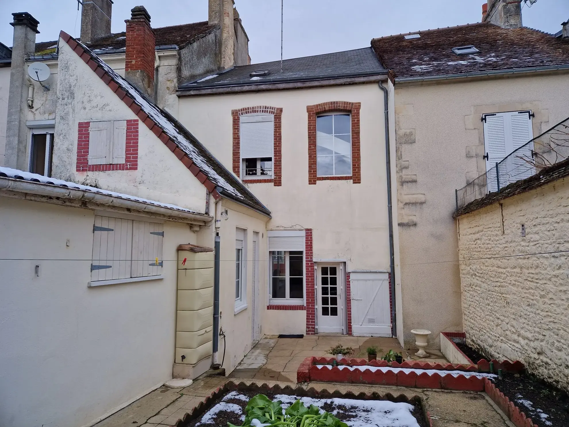Charmante maison de ville à Mamers avec 7 pièces, cour et dépendance 