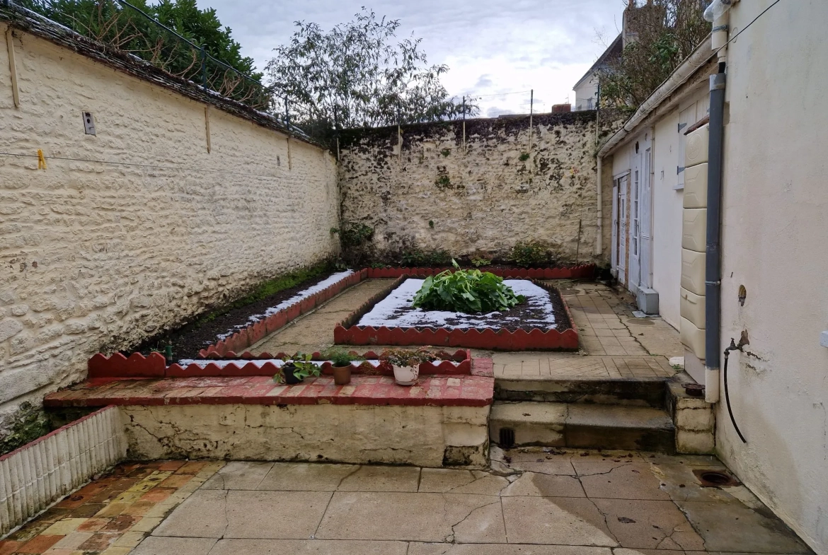 Charmante maison de ville à Mamers avec 7 pièces, cour et dépendance 