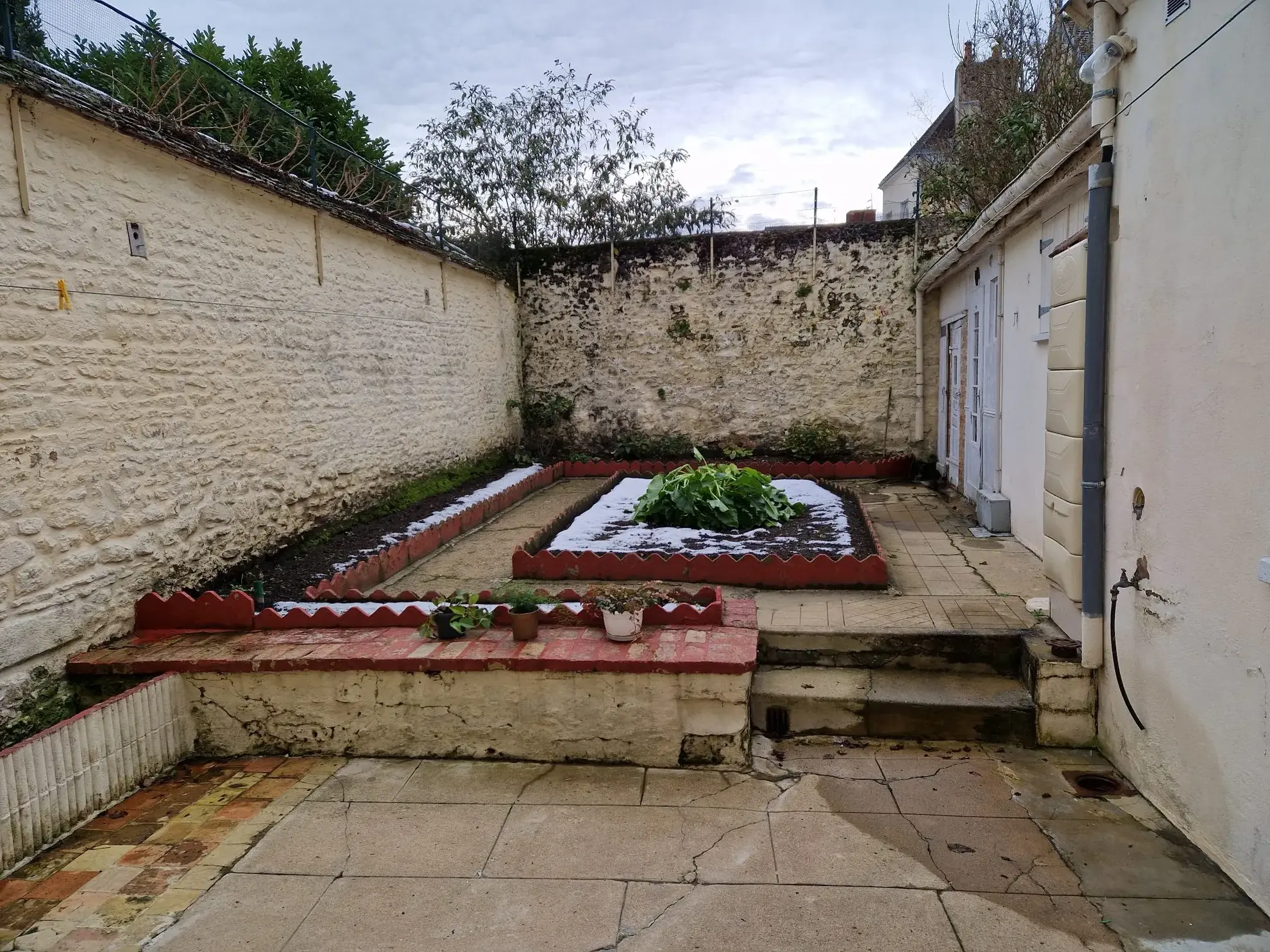 Charmante maison de ville à Mamers avec 7 pièces, cour et dépendance 