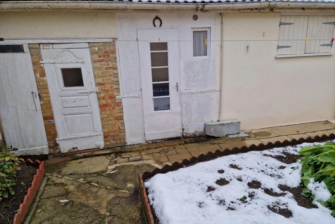 Charmante maison de ville à Mamers avec 7 pièces, cour et dépendance 