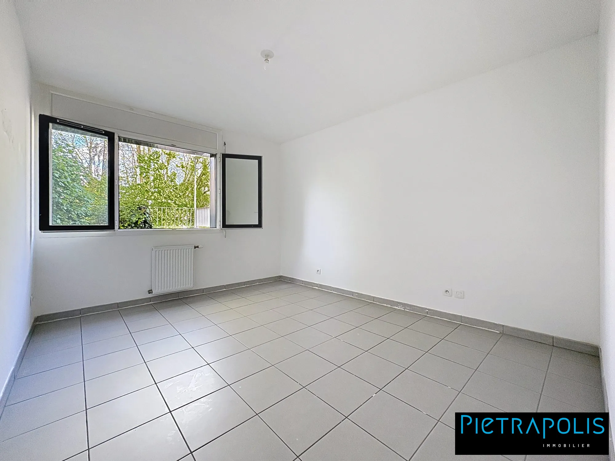 Appartement T3 de 64 m² à Vénissieux avec loggia et garage en vente 