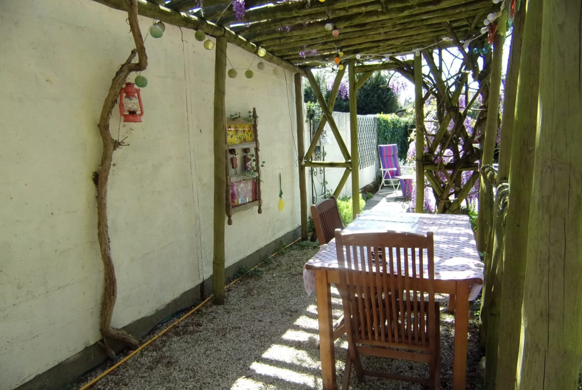 Maison en pierre à Chef-Boutonne proche centre avec jardin et dépendances 