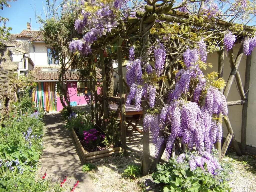 Maison en pierre à Chef-Boutonne proche centre avec jardin et dépendances
