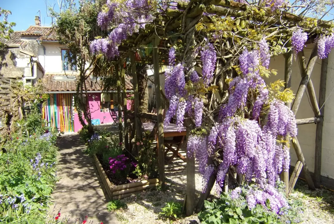 Maison en pierre à Chef-Boutonne proche centre avec jardin et dépendances 