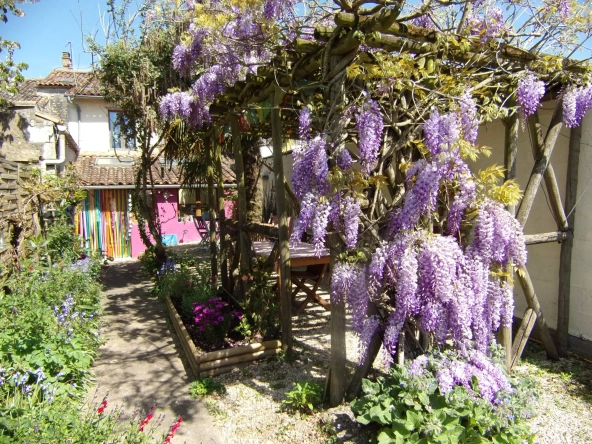 Maison en pierre à Chef-Boutonne proche centre avec jardin et dépendances