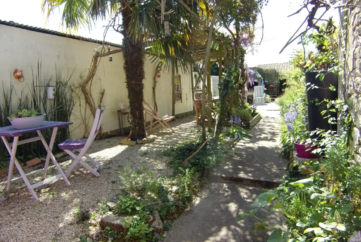 Maison en pierre à Chef-Boutonne proche centre avec jardin et dépendances 