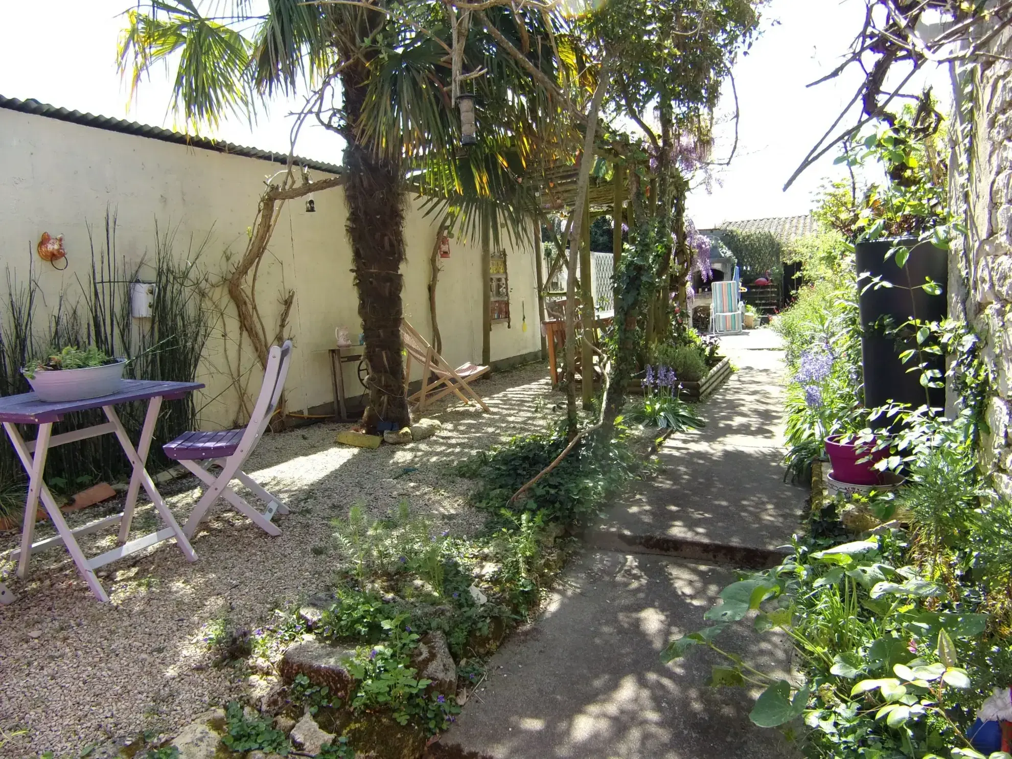 Maison en pierre à Chef-Boutonne proche centre avec jardin et dépendances 