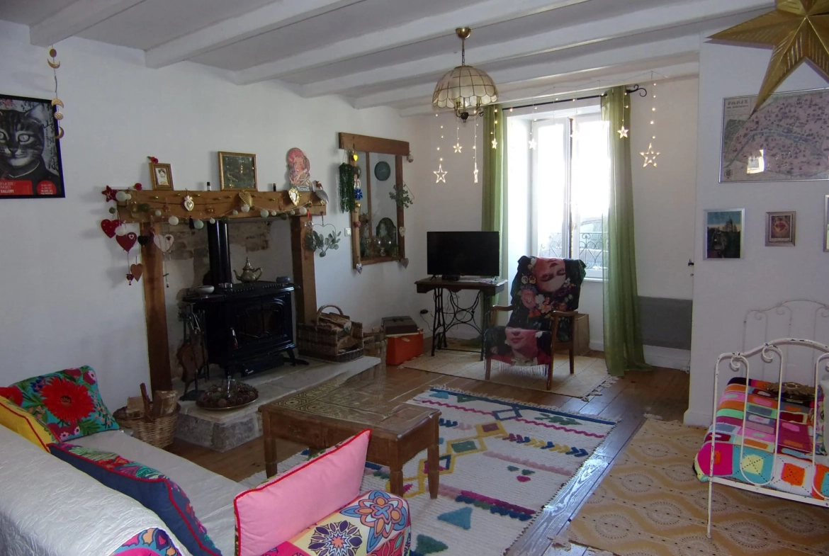 Maison en pierre à Chef-Boutonne proche centre avec jardin et dépendances 