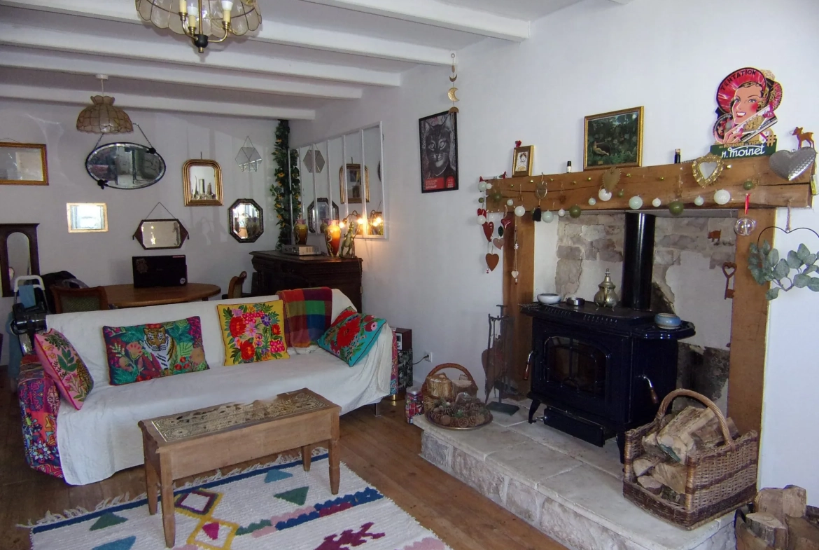 Maison en pierre à Chef-Boutonne proche centre avec jardin et dépendances 