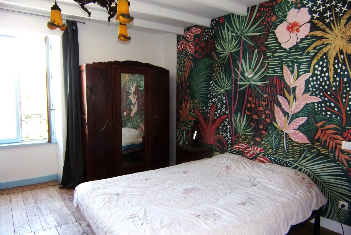 Maison en pierre à Chef-Boutonne proche centre avec jardin et dépendances 