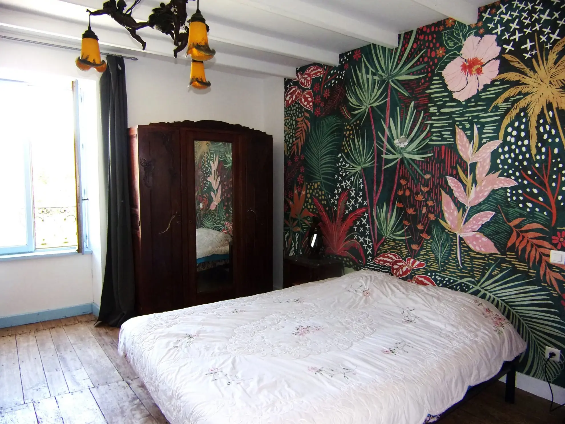 Maison en pierre à Chef-Boutonne proche centre avec jardin et dépendances 