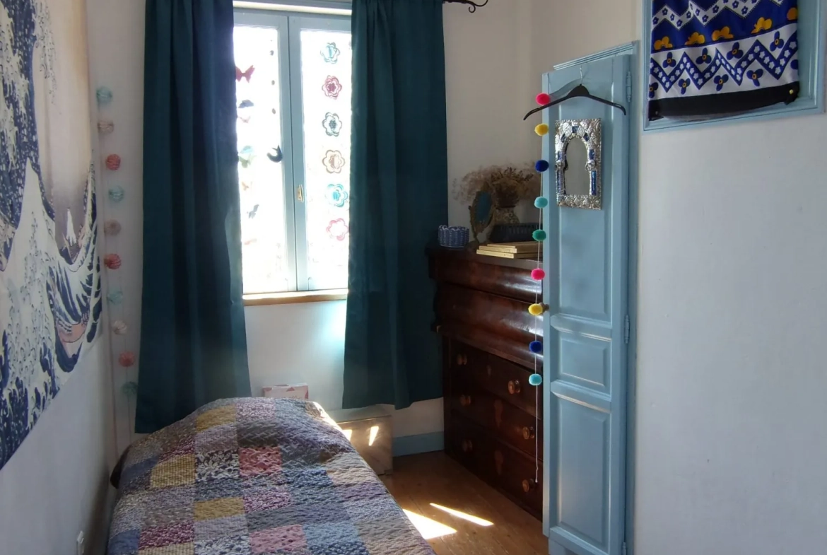 Maison en pierre à Chef-Boutonne proche centre avec jardin et dépendances 