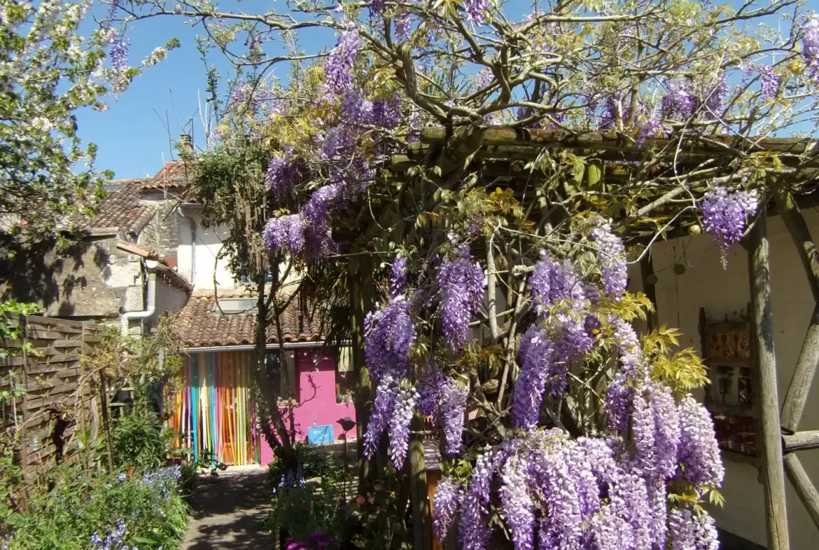 Maison en pierre à Chef-Boutonne proche centre avec jardin et dépendances 