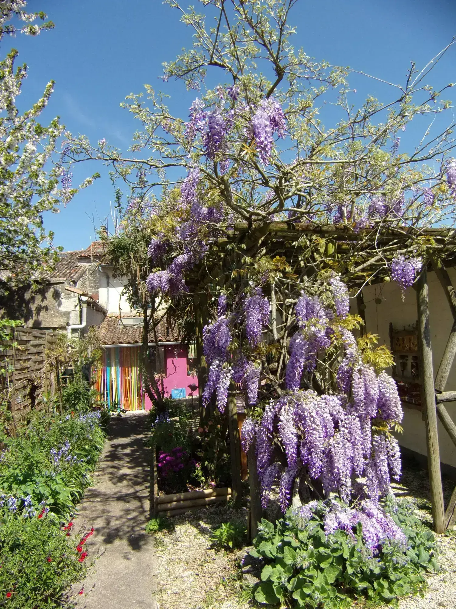 Maison en pierre à Chef-Boutonne proche centre avec jardin et dépendances 