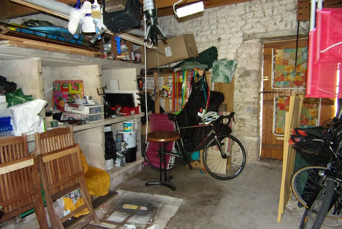 Maison en pierre à Chef-Boutonne proche centre avec jardin et dépendances 