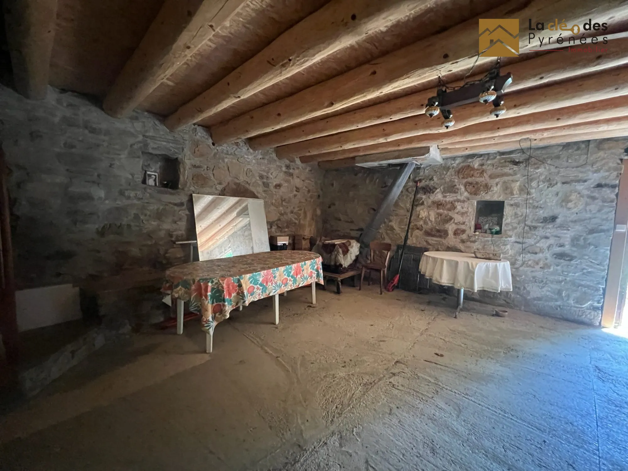 Grange foraine à restaurer avec potentiel dans les Pyrénées 