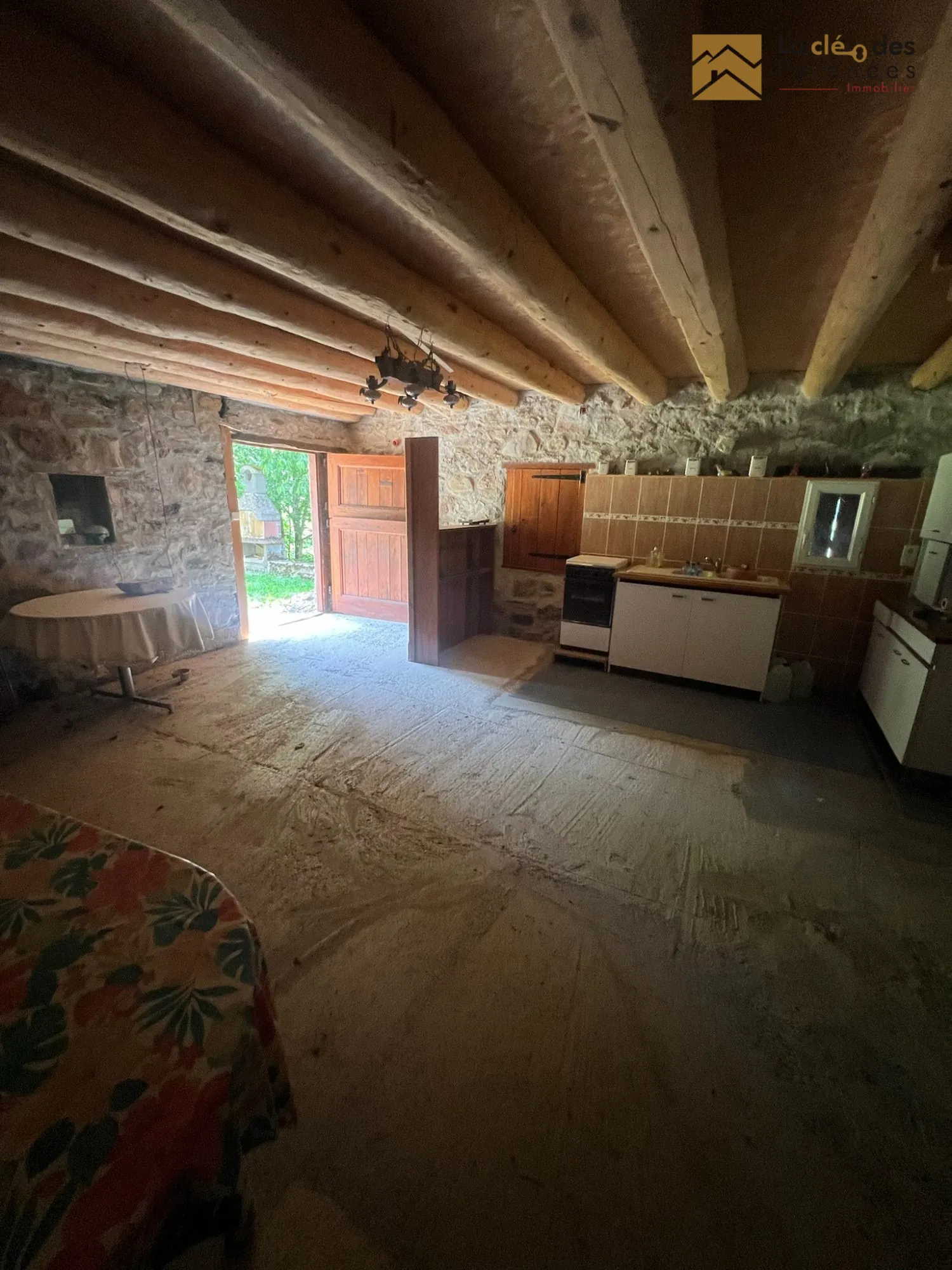 Grange foraine à restaurer avec potentiel dans les Pyrénées 