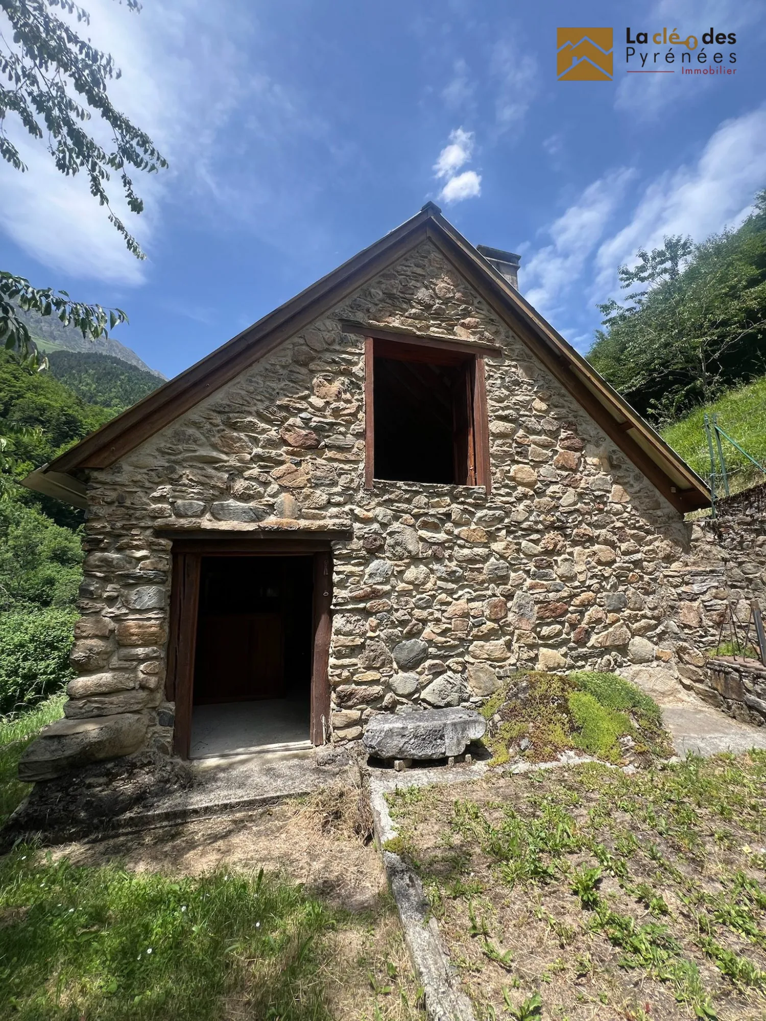 Grange foraine à restaurer avec potentiel dans les Pyrénées 