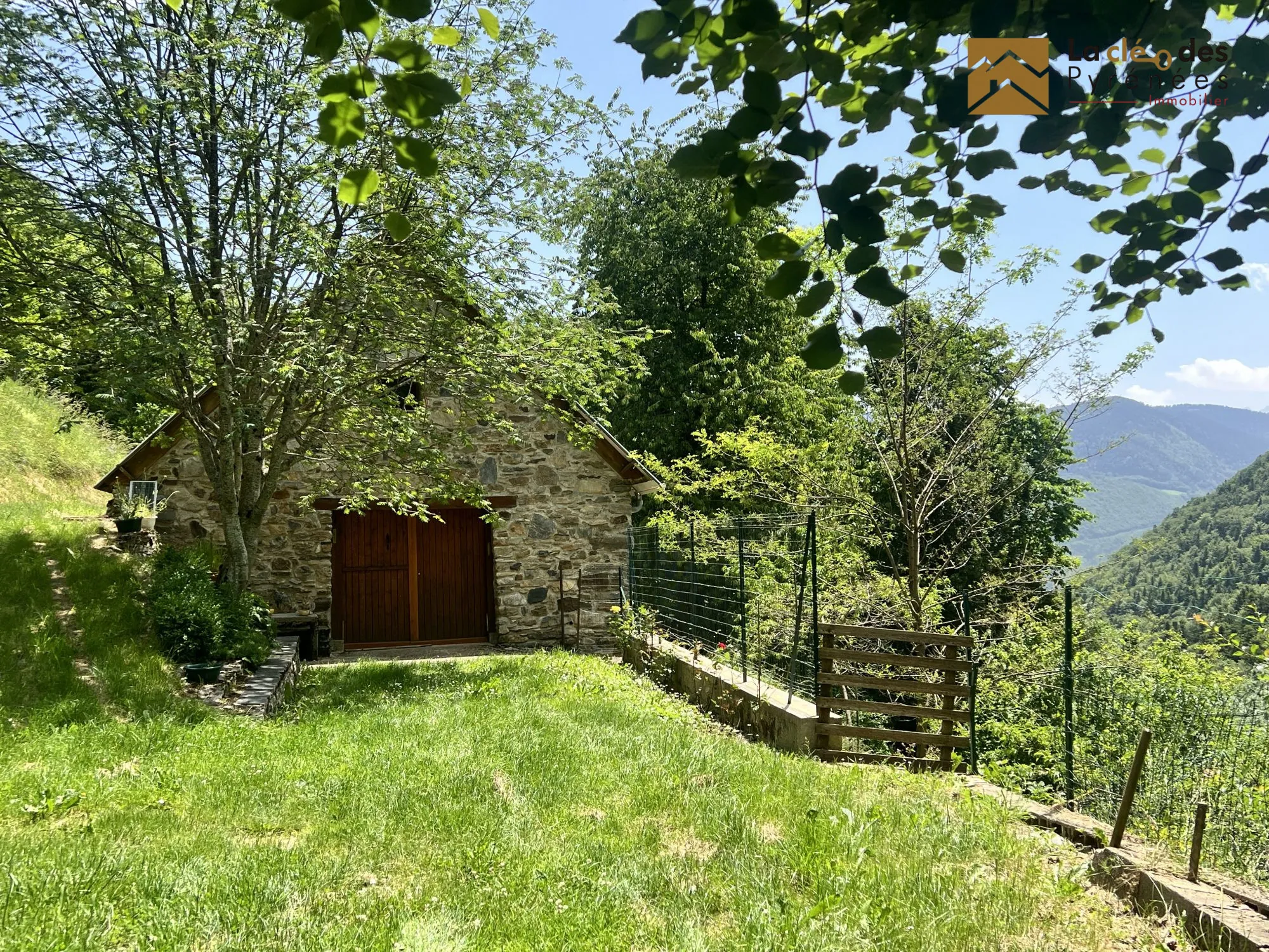 Grange foraine à restaurer avec potentiel dans les Pyrénées 