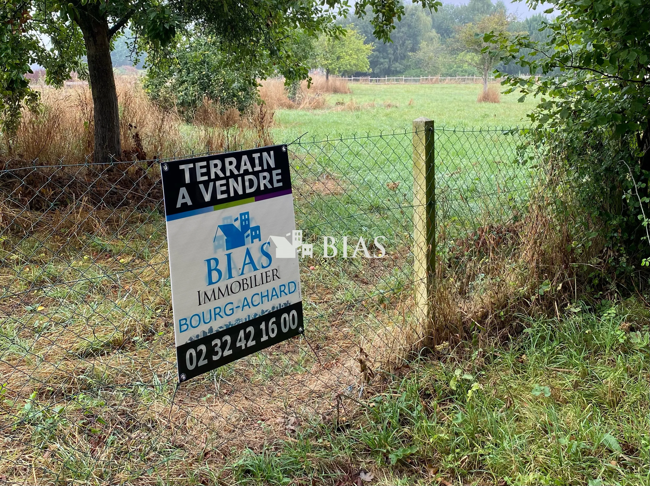 Terrain à bâtir de 1153 m² à Rougemontiers proche Bourg-Achard 