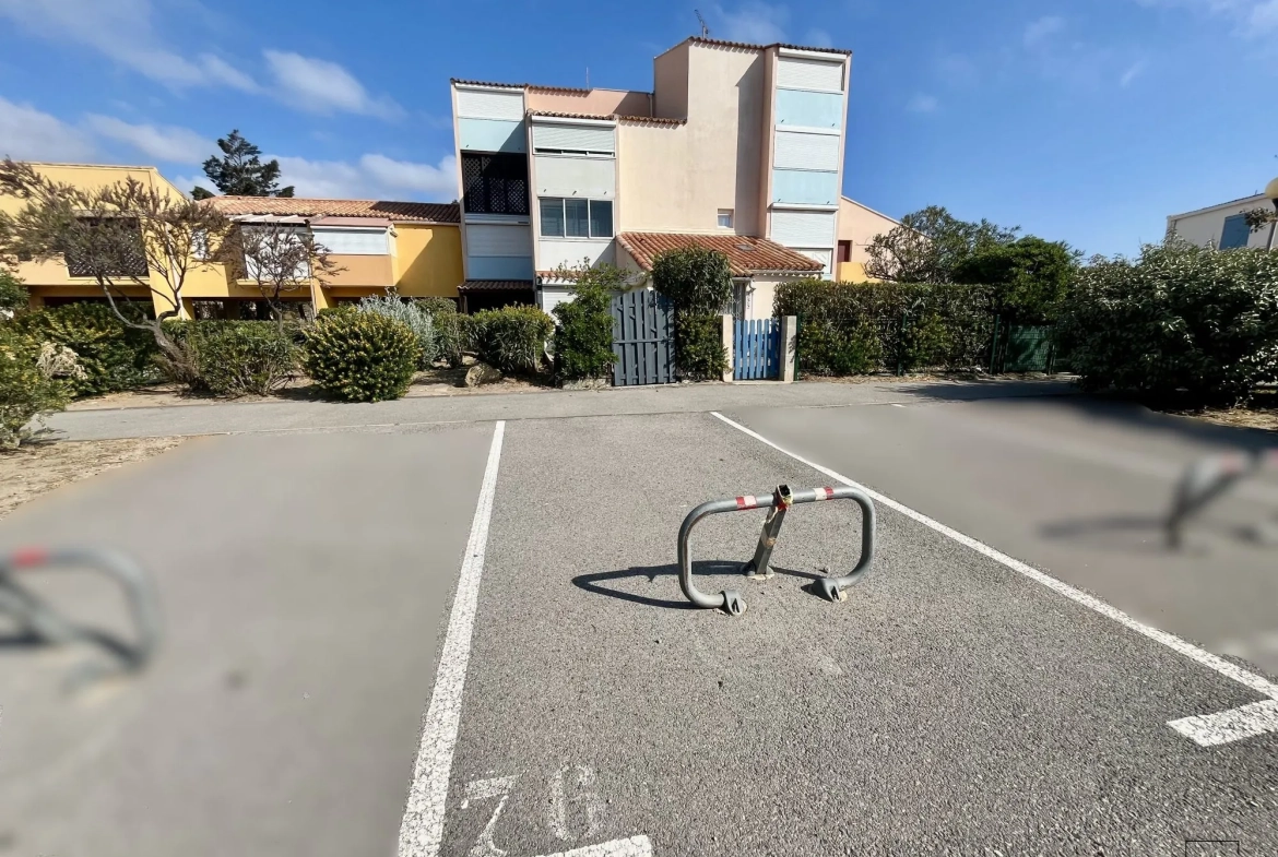 Emplacement de parking sécurisé à Narbonne-Plage – Proche plage et commerces 