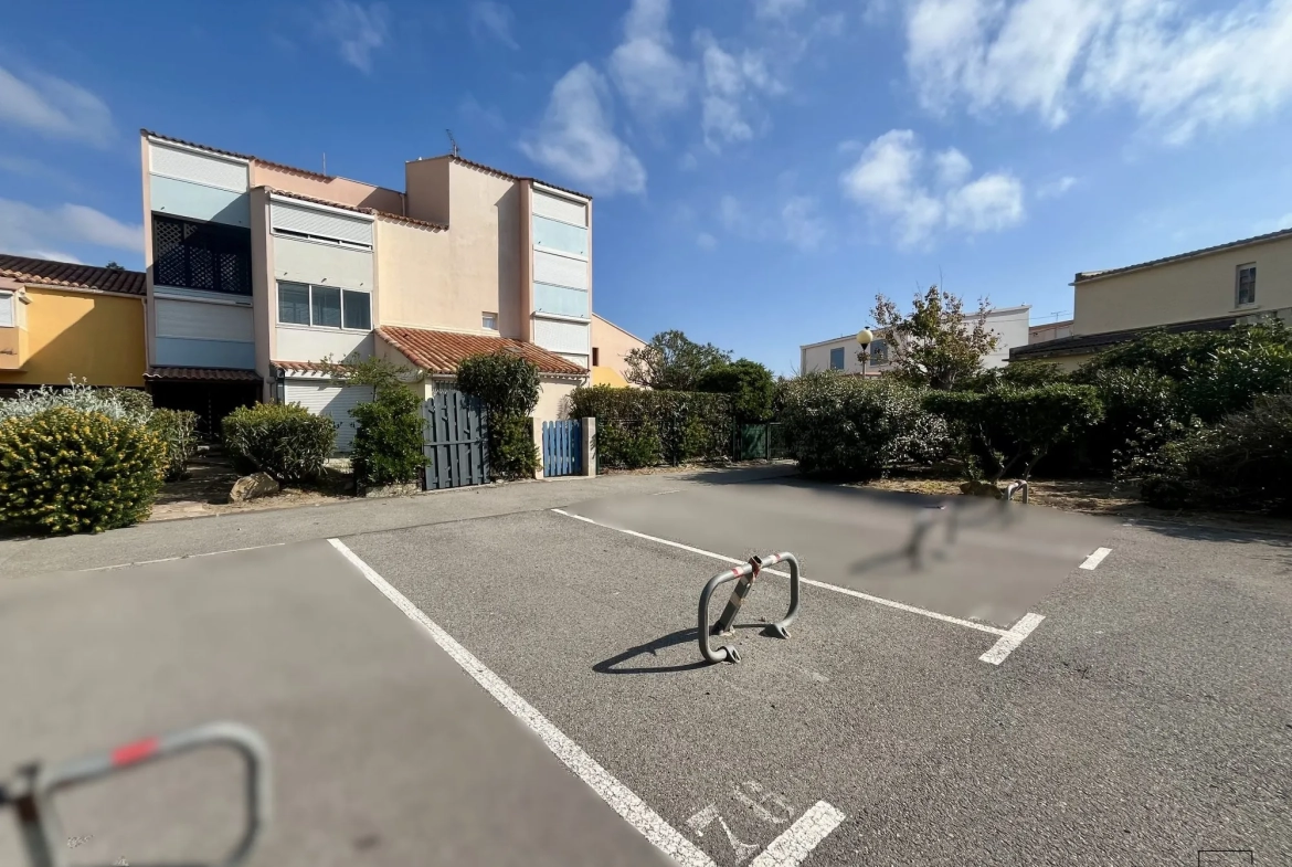 Emplacement de parking sécurisé à Narbonne-Plage – Proche plage et commerces 
