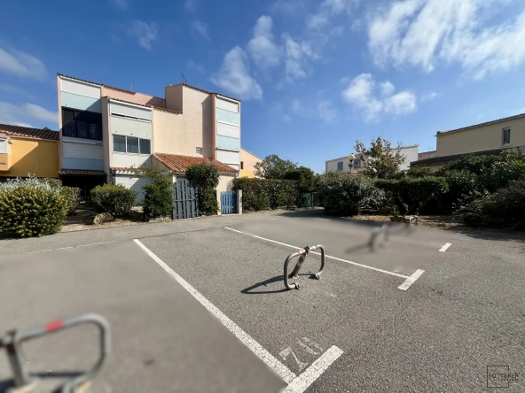 Emplacement de parking sécurisé à Narbonne-Plage – Proche plage et commerces
