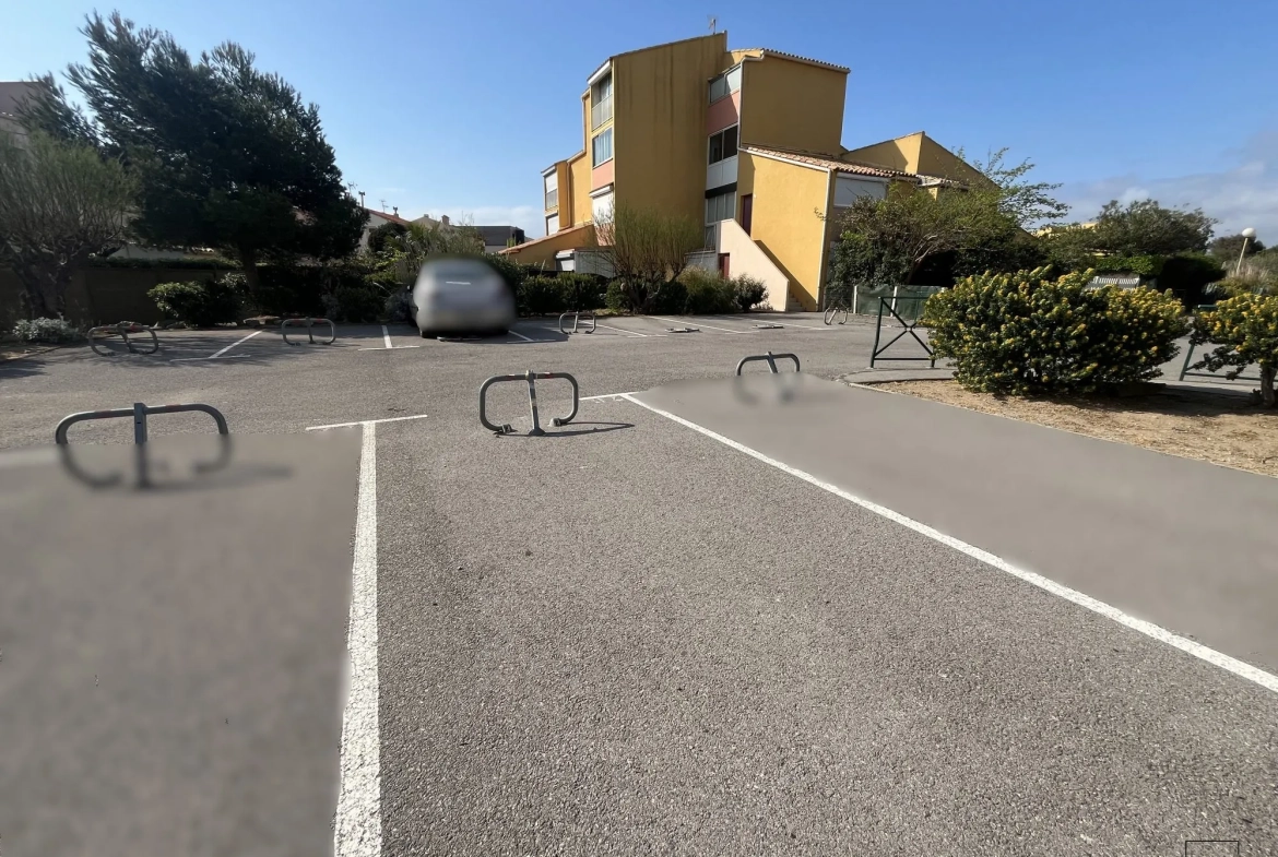 Emplacement de parking sécurisé à Narbonne-Plage – Proche plage et commerces 