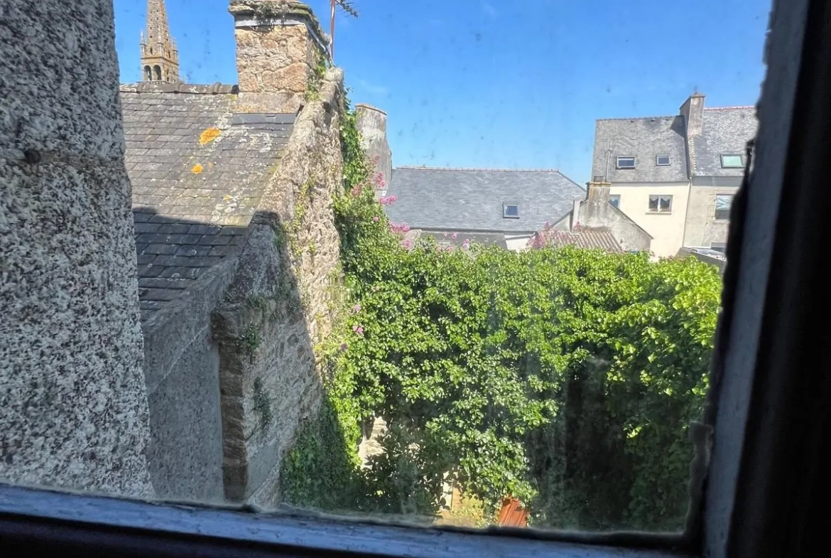 Maison de ville à rénover avec grand potentiel à Ploudalmézeau 