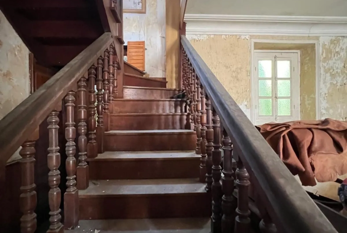 Maison de ville à rénover avec grand potentiel à Ploudalmézeau 