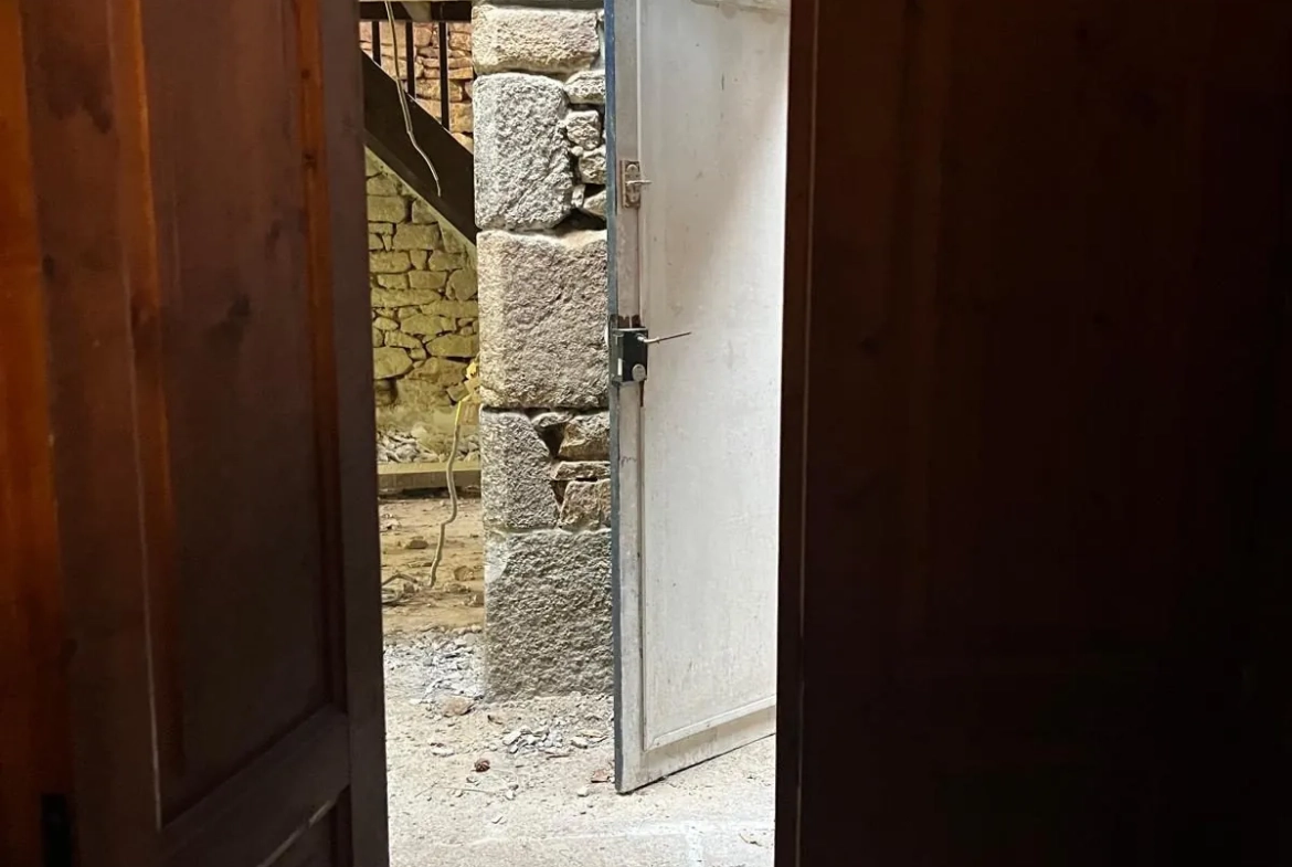 Maison de ville à rénover avec grand potentiel à Ploudalmézeau 