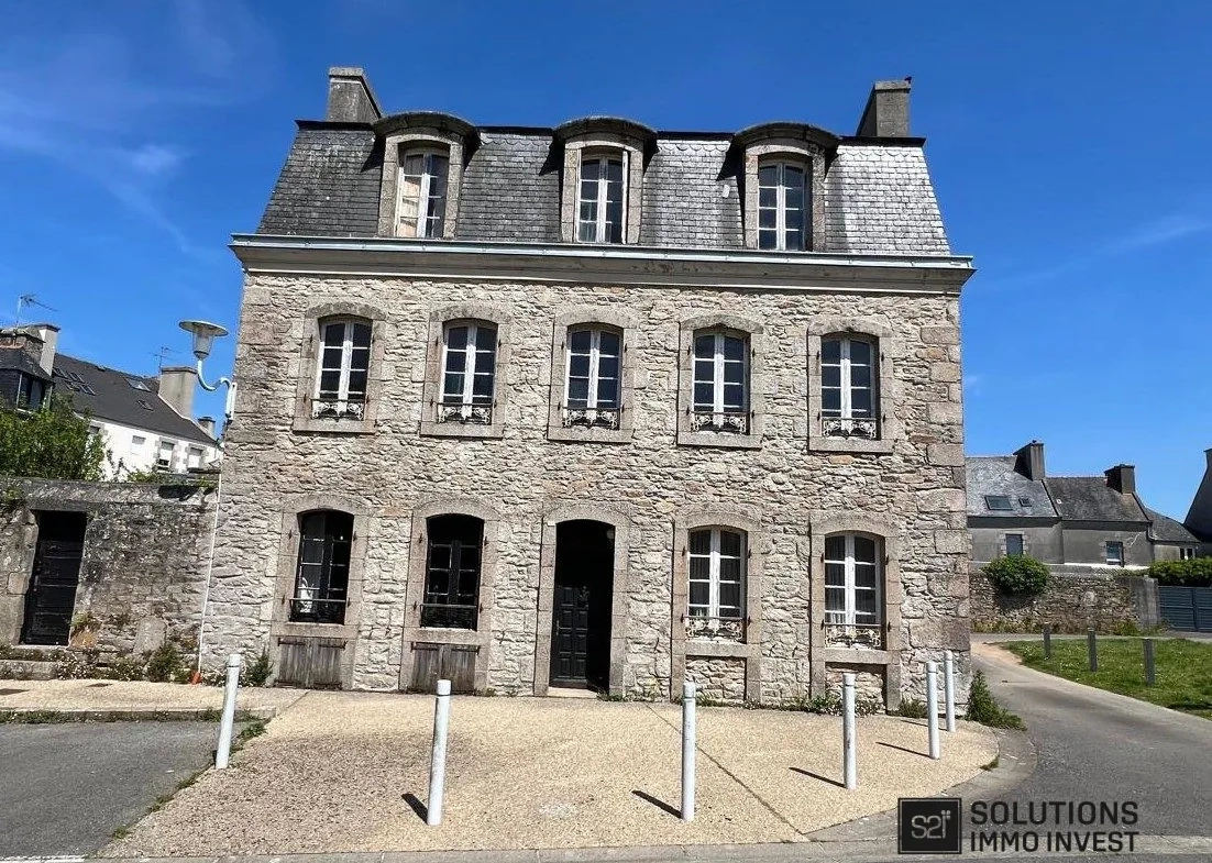 Maison de ville à rénover avec grand potentiel à Ploudalmézeau 